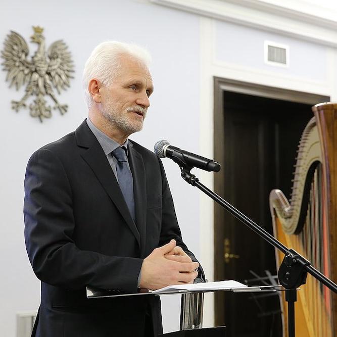 		Person speaking in front of a microphone
	