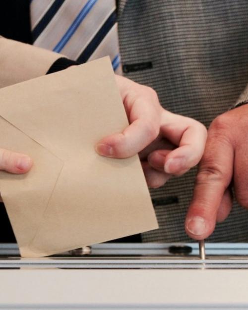 		Hands handling a ballot
	