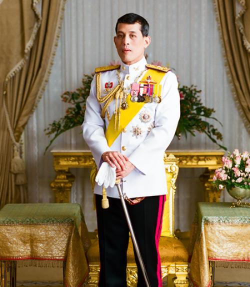 		 Person posing in royal uniform
	