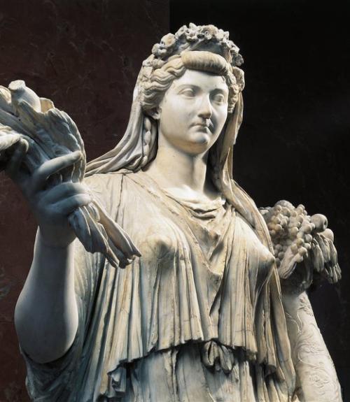 		 Statue of a Roman woman
	