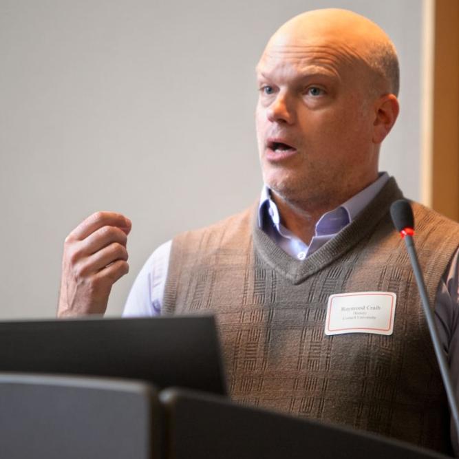 		Person lecturing at a podium
	