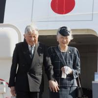  Emperor Akihito and his wife