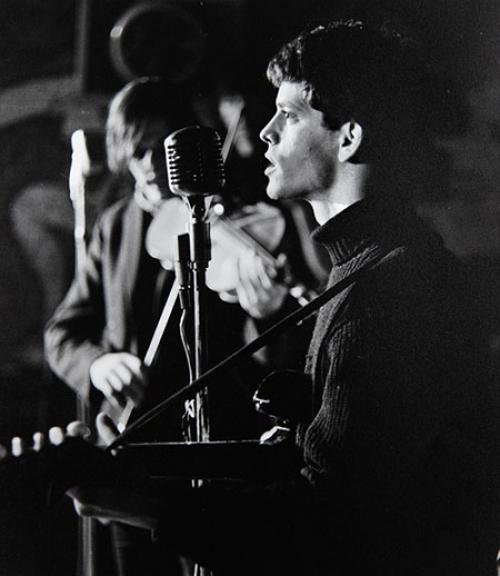  Lou Reed playing guitar