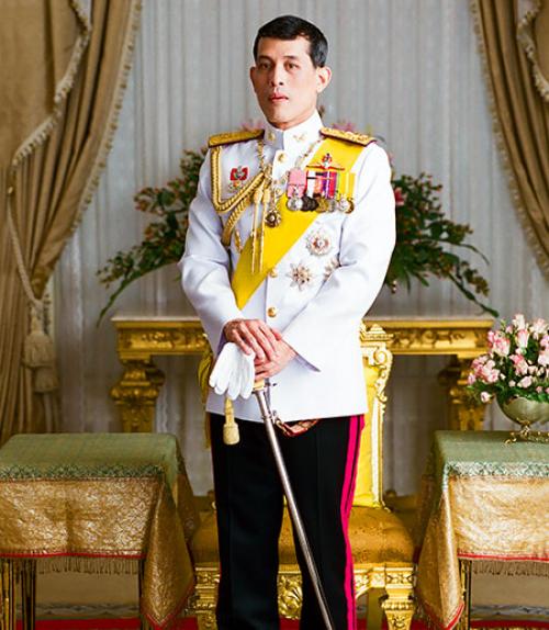  Thai king posed with a sword and full military uniform