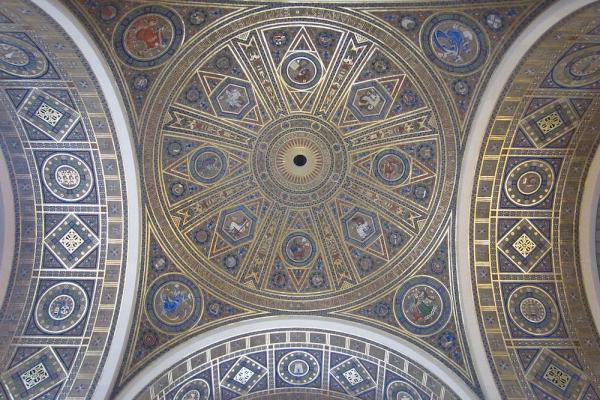 Geometrical ceiling design shining with gold