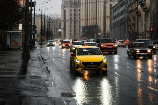 cars drive on a rainy street in Moscow