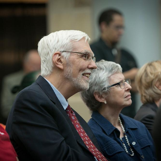 		Person in profile; he's part of an audience
	