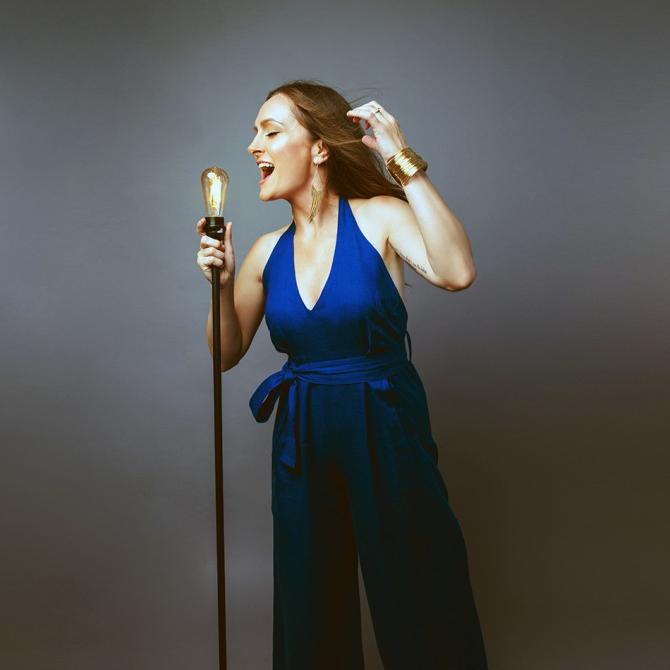 		Person in stunning blue dress, singing
	