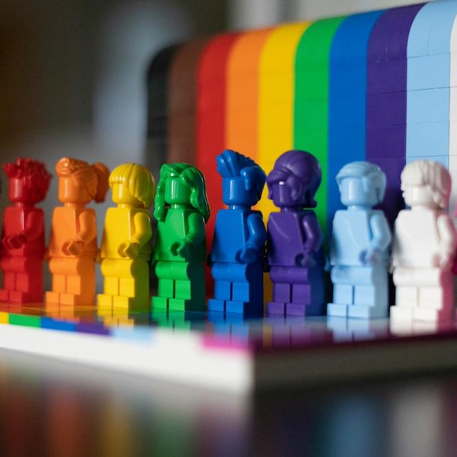 		11 Lego figures set in rainbow order
	