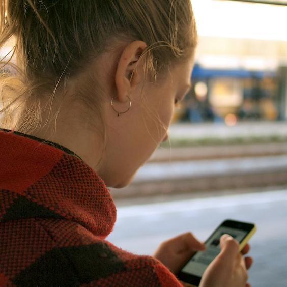 		Person holding a smart phone
	