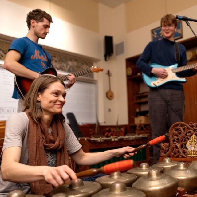 		People playing instruments together
	