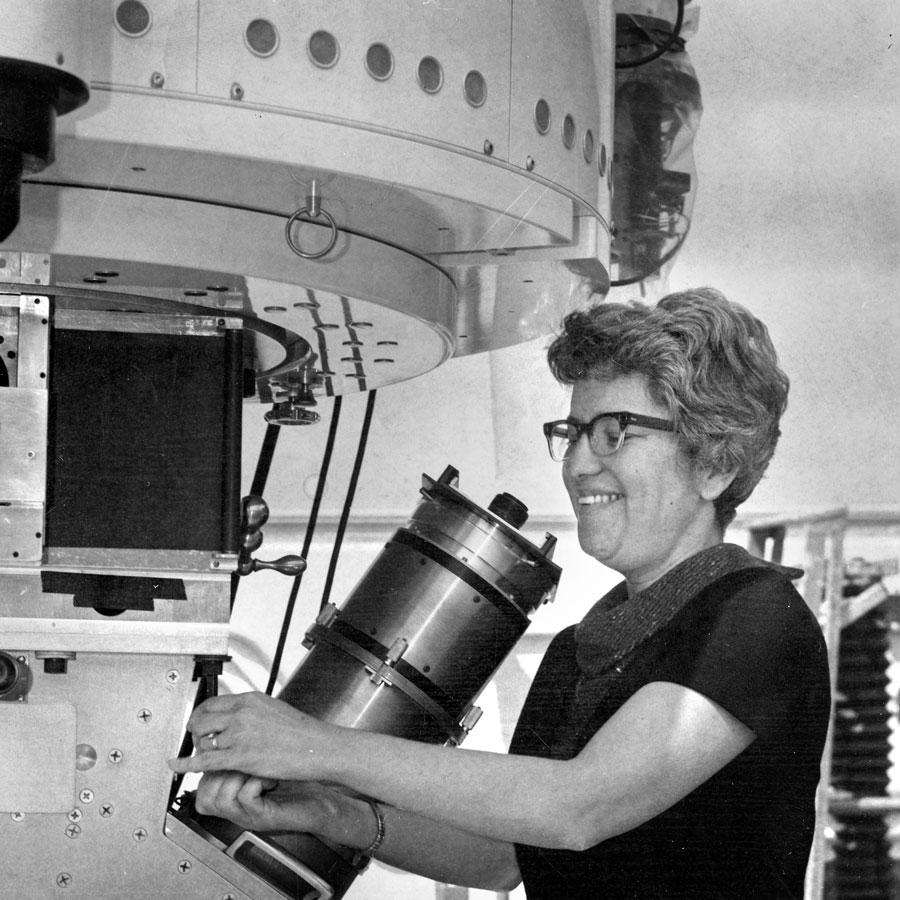 		Person working on an enormous piece of equipment
	