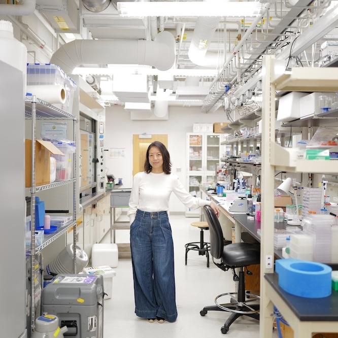 		Person posing in a lab
	
