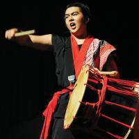  Leo Ikenaga playing taiko drum