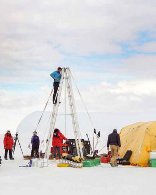 		people in tents
	