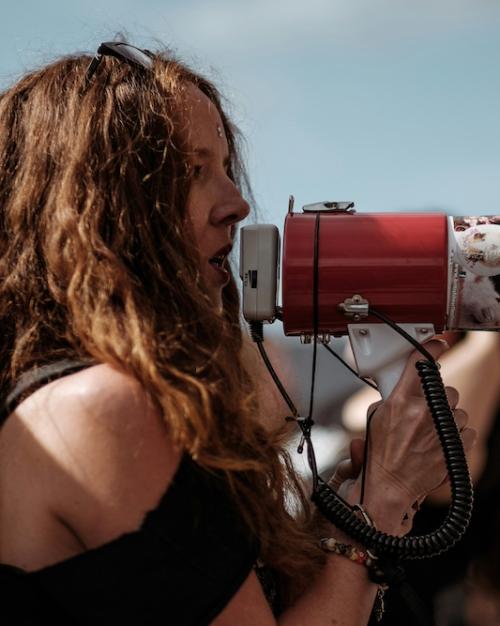 		Person speaking into a megaphone
	