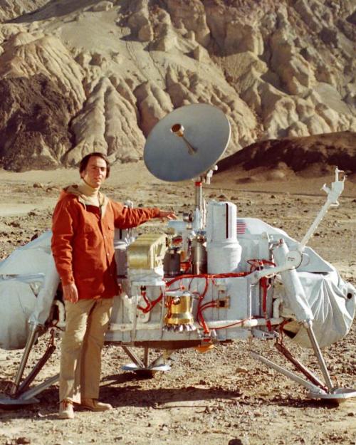 Carl Sagan with the Viking lander