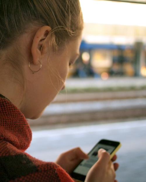 		Person holding a smart phone
	