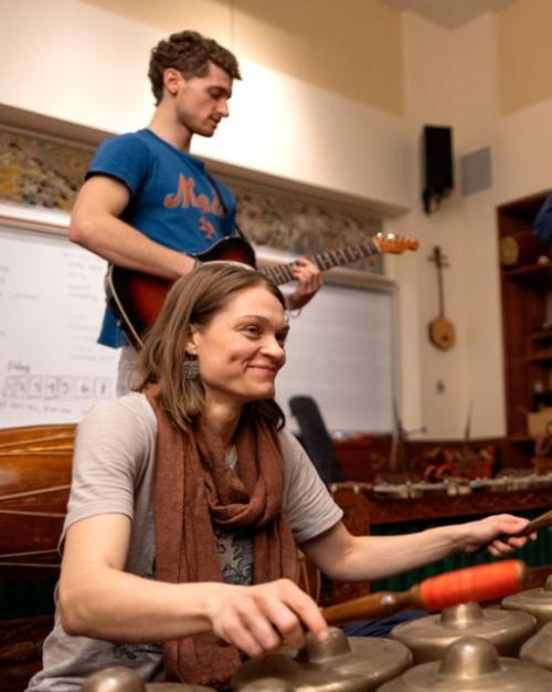 		People playing instruments together
	