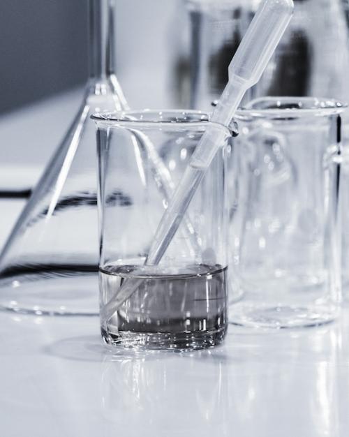 Clear glass chemistry beakers 