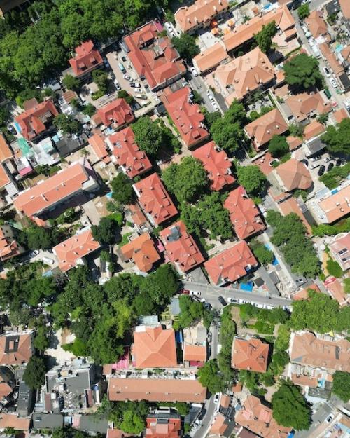 		Houses in a neighborhood, seen from above
	