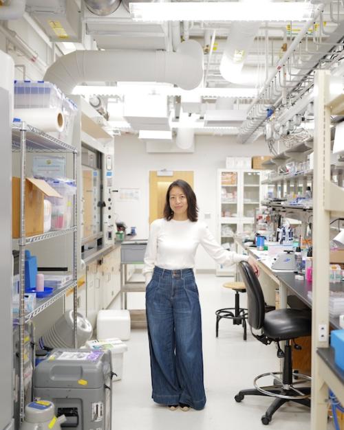 		Person posing in a lab
	