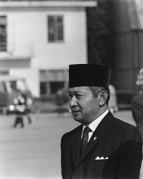 Black and white photo from 1970 of two dignitaries in an outdoor event