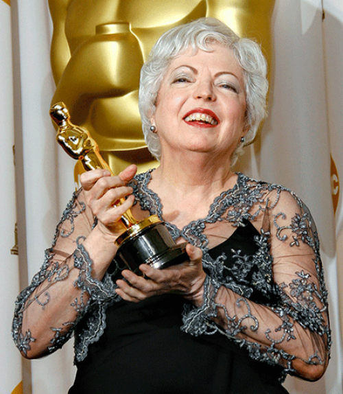  Thelma Schoonmaker holds an Oscar statuette.