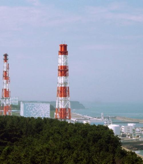  Fukushima I nuclear power plant before the 2011 explosion, with ocean in the background