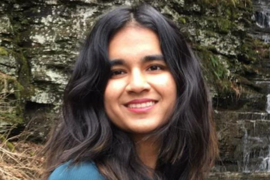 Imaan Rahim ’22 in a blue shirt against a gorge background. 