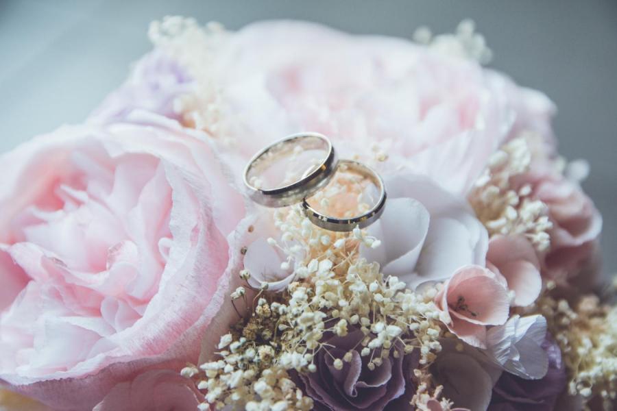 Wedding bouquet and rings