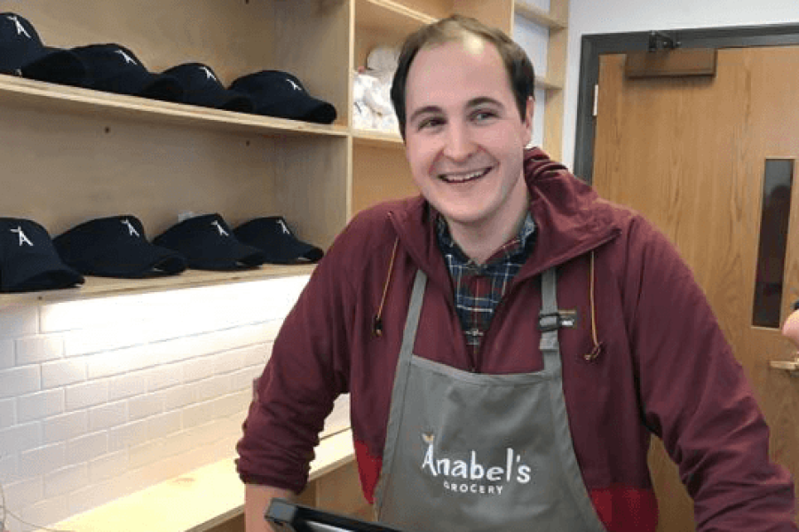 Person wearing an apron, leading on a counter