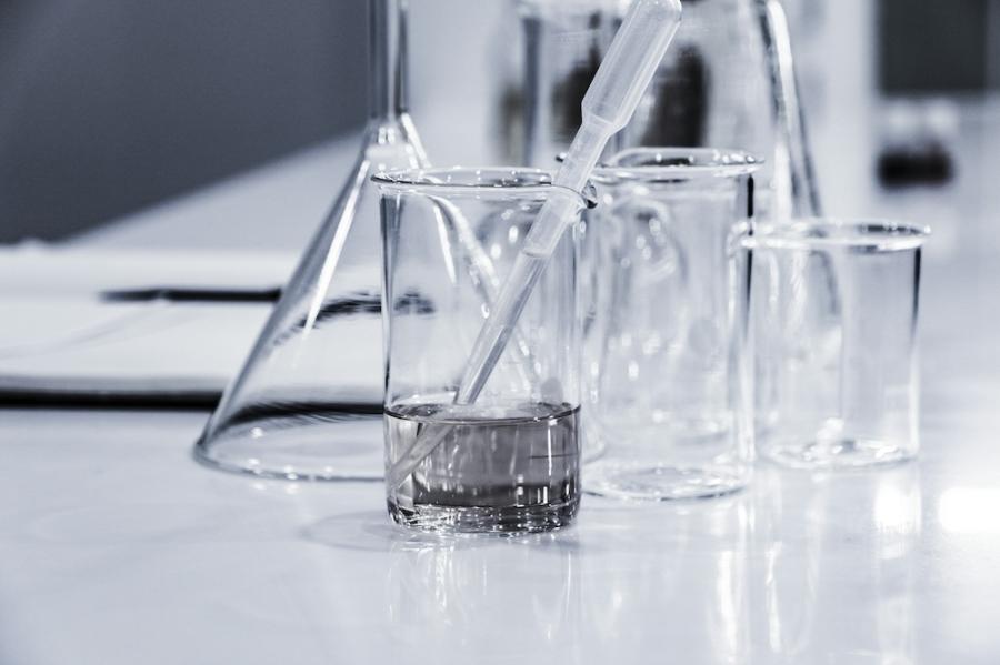 Clear glass chemistry beakers 