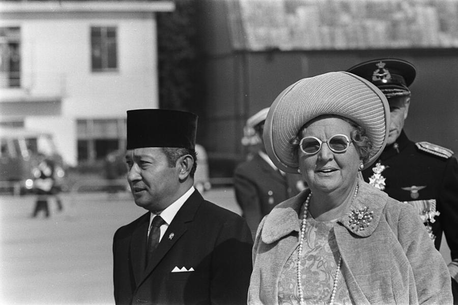 Black and white photo from 1970 of two dignitaries in an outdoor event