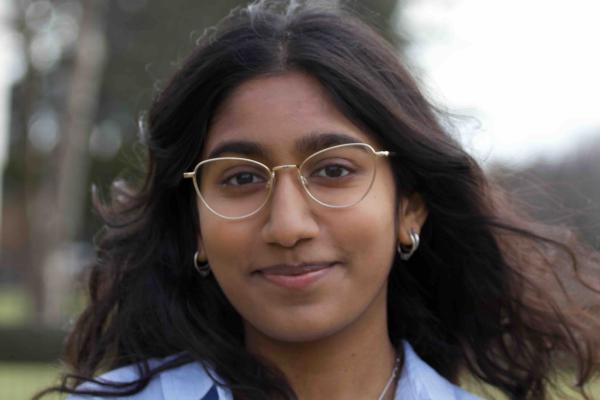 Girl with blue Shirt and glasses 