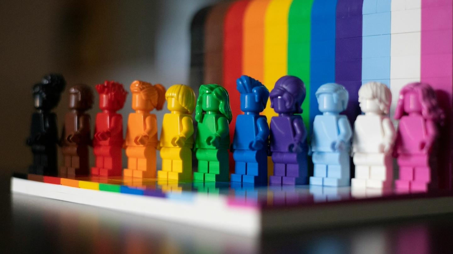 11 Lego figures set in rainbow order